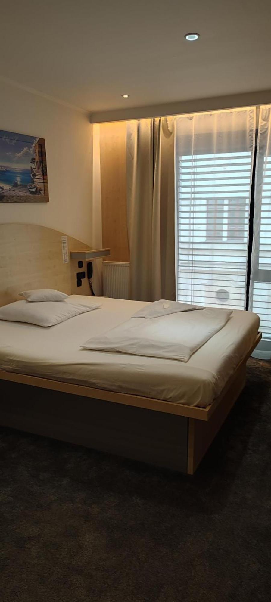 Hotel Plzen Bagian luar foto