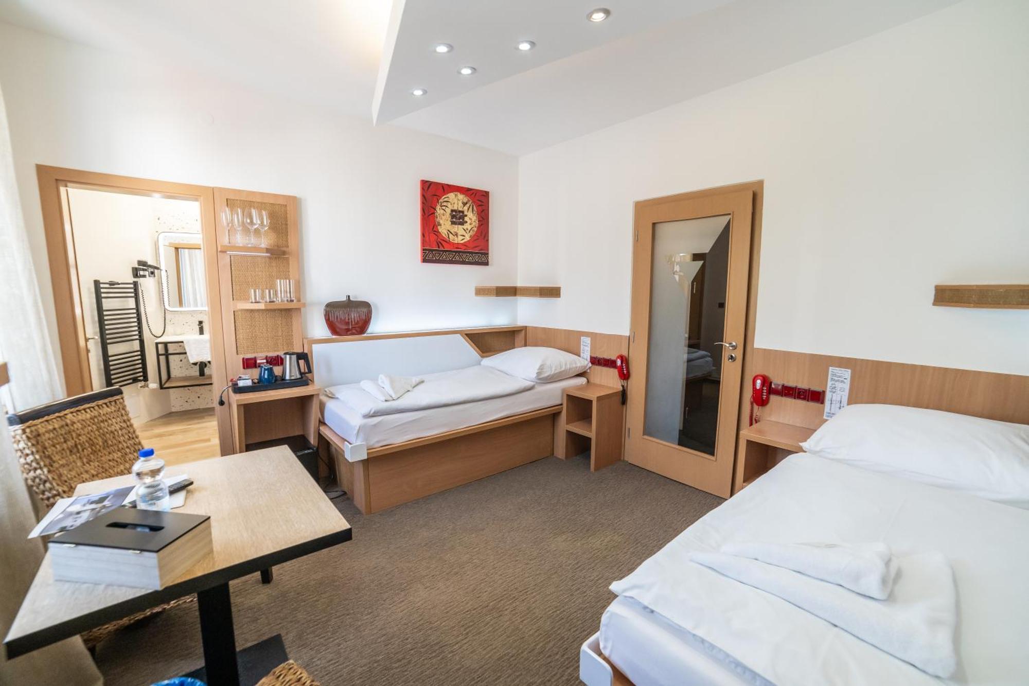 Hotel Plzen Bagian luar foto