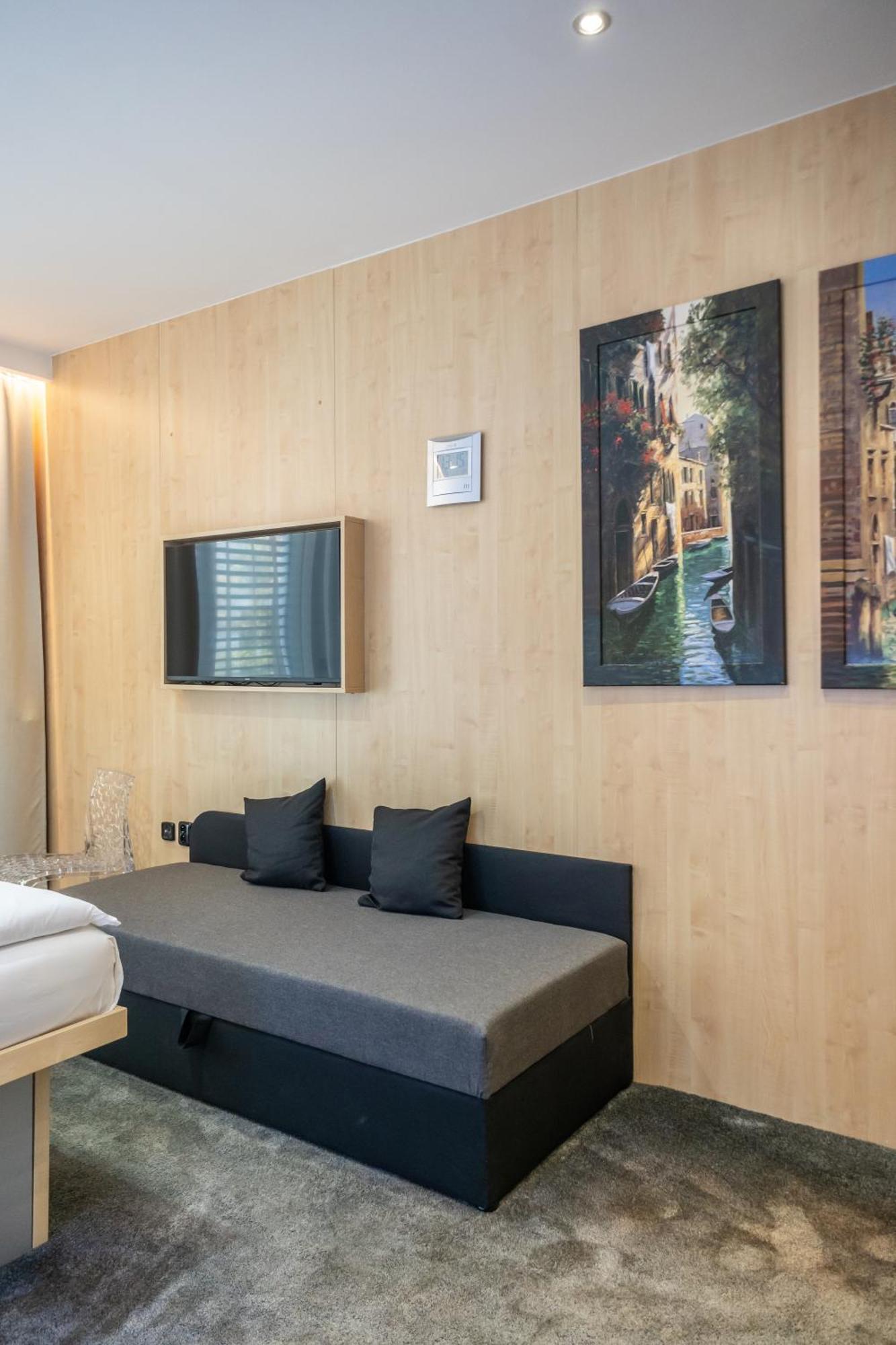 Hotel Plzen Bagian luar foto