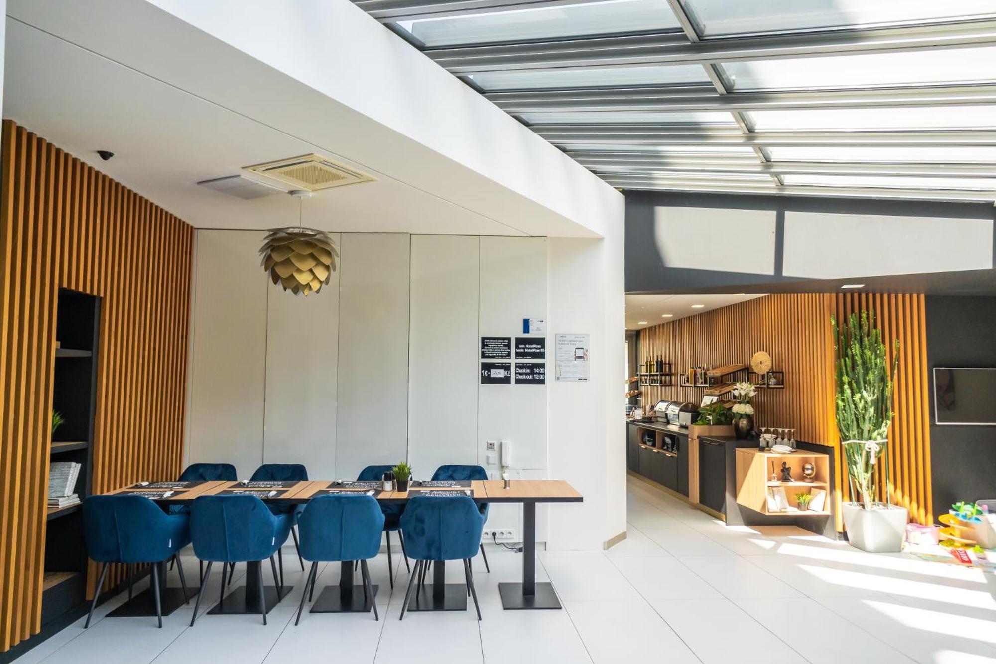 Hotel Plzen Bagian luar foto