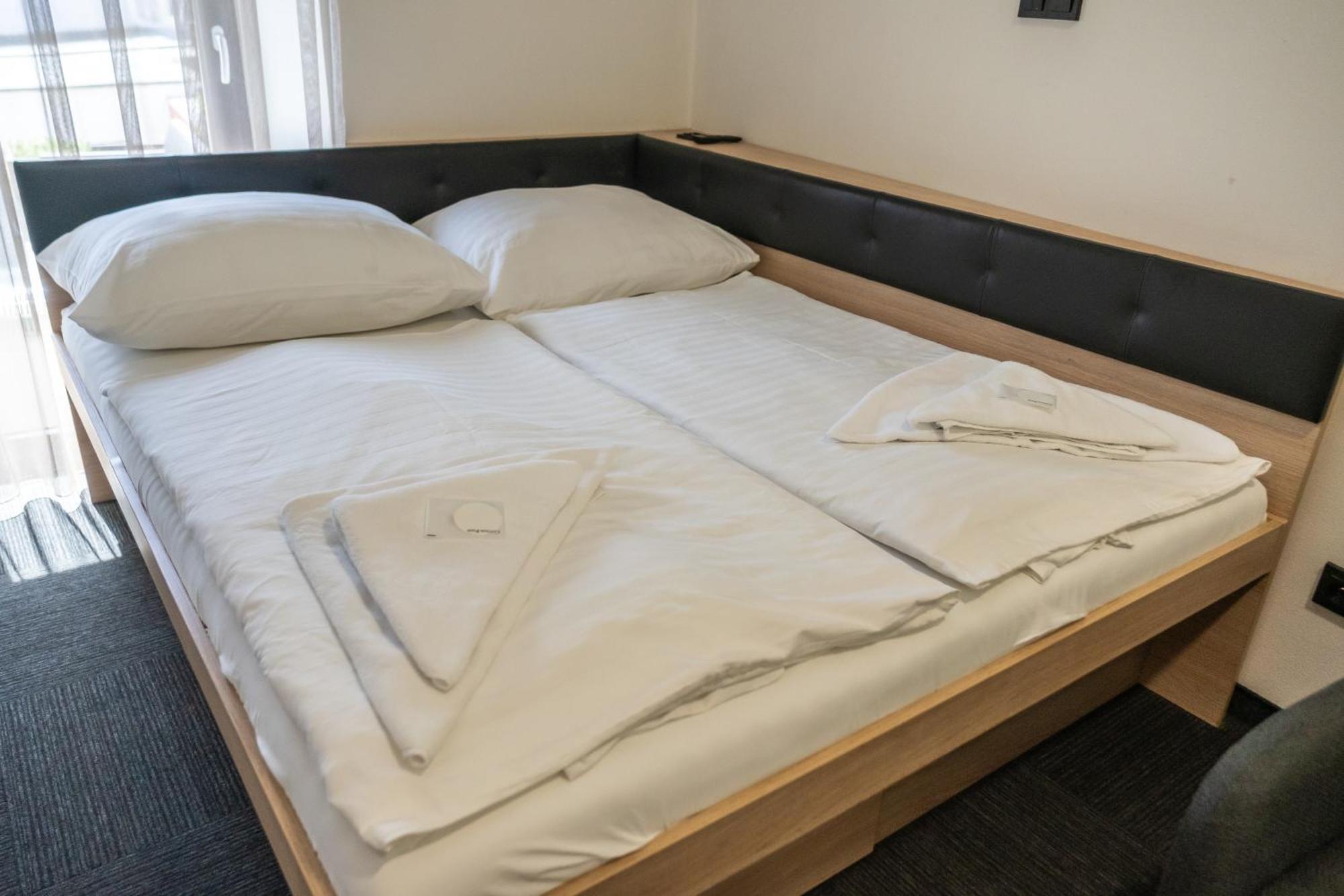 Hotel Plzen Bagian luar foto