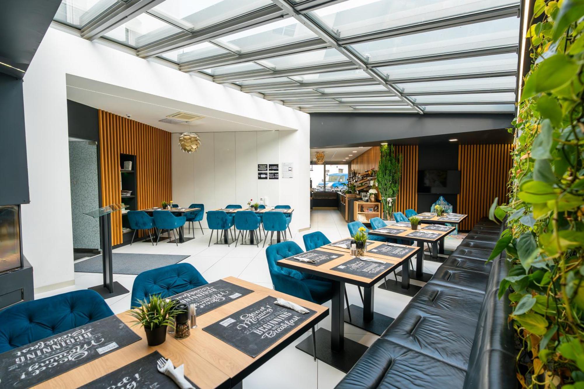 Hotel Plzen Bagian luar foto