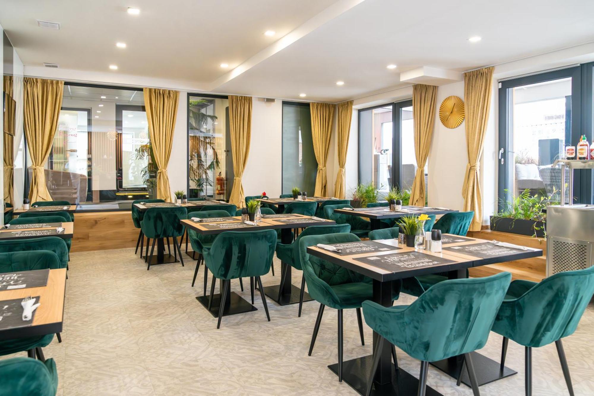 Hotel Plzen Bagian luar foto