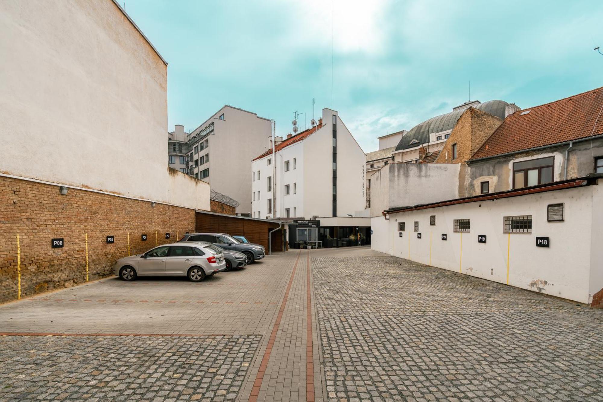 Hotel Plzen Bagian luar foto