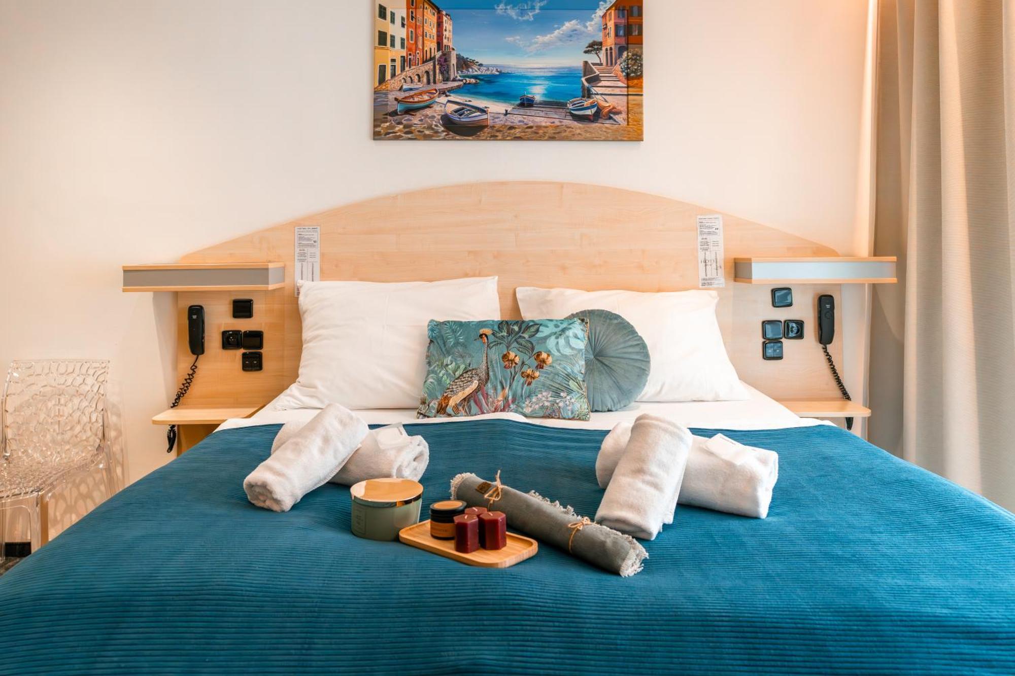 Hotel Plzen Bagian luar foto